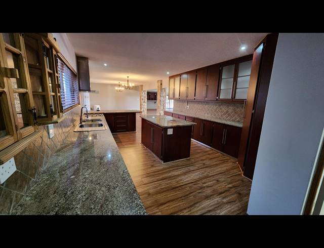 6 BEDROOM FREESTANDING FOR SALE IN BERGSIG